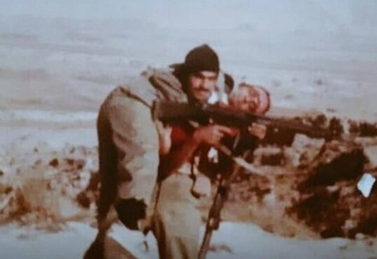 بازتاب مجازی کسترده تصویری تاثیرگذار از پدر سامان صیدی (محکوم به اعدام) در جبهه جنگ با عراق