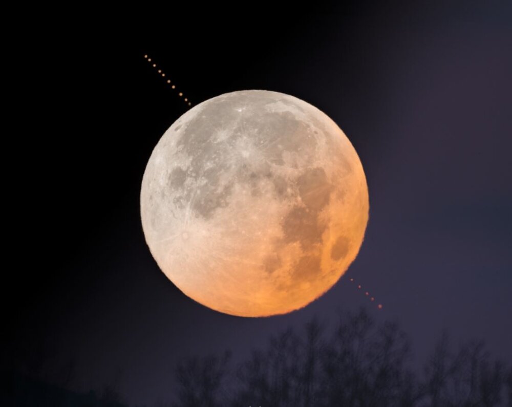 قایم‌موشک بازی سحرآمیز ماه و مریخ در آسمان