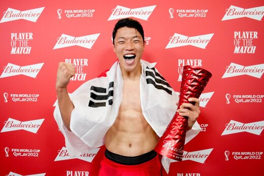 عکس | جایزه ویژه جام جهانی به پدربزرگ و مادربزرگ کره‌ای رسید!