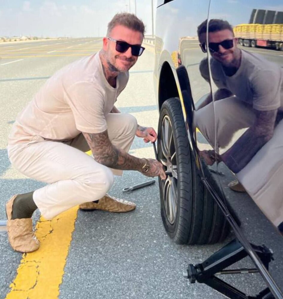 عکس | پنچرگیری دیوید بکهام وسط خیابان!