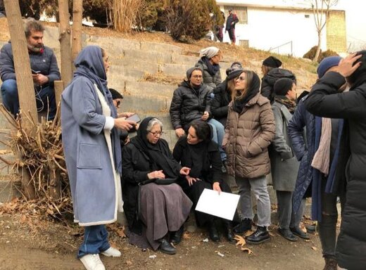 حضور برخی هنرمندان سینما جلوی در «اوین» برای پیگیری وضعیت ترانه علیدوستی / چه کسانی آمدند؟ + عکس