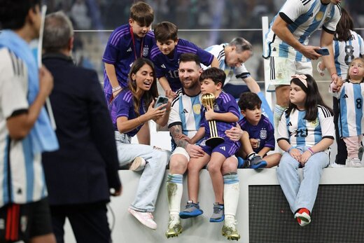 لیونل مسی و خانواده‌اش در جشن قهرمانی آرژانتین