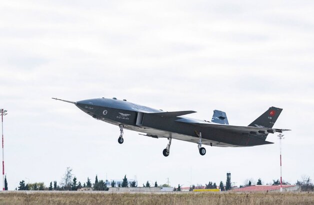 عکس | پهپاد جنگی ترکیه با موتور جت فراصوت