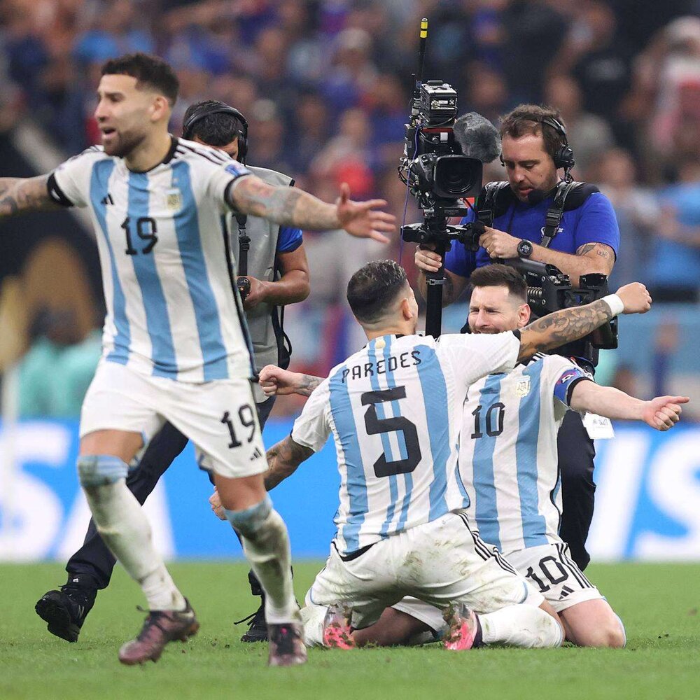 عکس | اشکهای مسی؛ لئو در اوج آسمان بعد از قهرمانی جهان