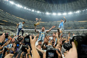ببینید | واکنش عجیب بازیکن آرژانتین پس از قهرمانی؛ شیرجه داخل سطل زباله!