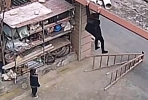 ببینید | پسر بچه‌ای که مانع سقوط مادرش شد!