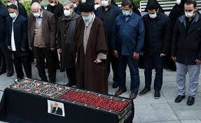 تمجید و اقامه نماز رهبر انقلاب بر پیکر مرحوم عباس شیبانی/ مرور خاطره دهه ۴۰  رهبری از شیبانی ، دکتر سحابی و مهندس بازرگان + عکسها