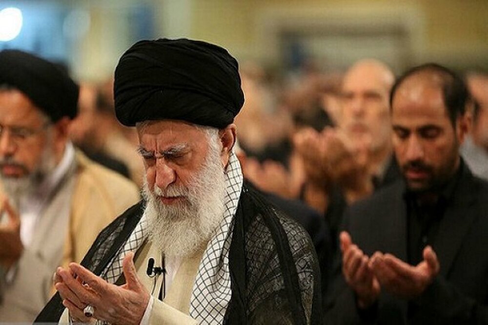 تمجید و اقامه نماز رهبر انقلاب بر پیکر مرحوم عباس شیبانی/ مرور خاطره دهه ۴۰  رهبری از شیبانی ، دکتر سحابی و مهندس بازرگان + عکسها