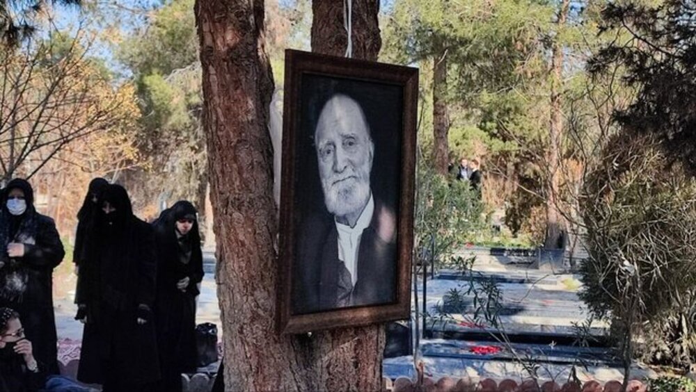 تمجید و اقامه نماز رهبر انقلاب بر پیکر مرحوم عباس شیبانی/ مرور خاطره دهه ۴۰  رهبری از شیبانی ، دکتر سحابی و مهندس بازرگان + عکسها