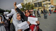 استفاده طالبان از خودروی آب‌پاش و شاخه‌ درخت برای متفرق کردن معترضان زن