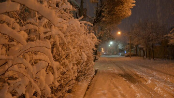 برف روبی خیابان‌های اصلی شهرکرد در حال انجام است/ شهروندان درصورت هرگونه مشکل به تلفن ۱۳۷اطلاع دهند