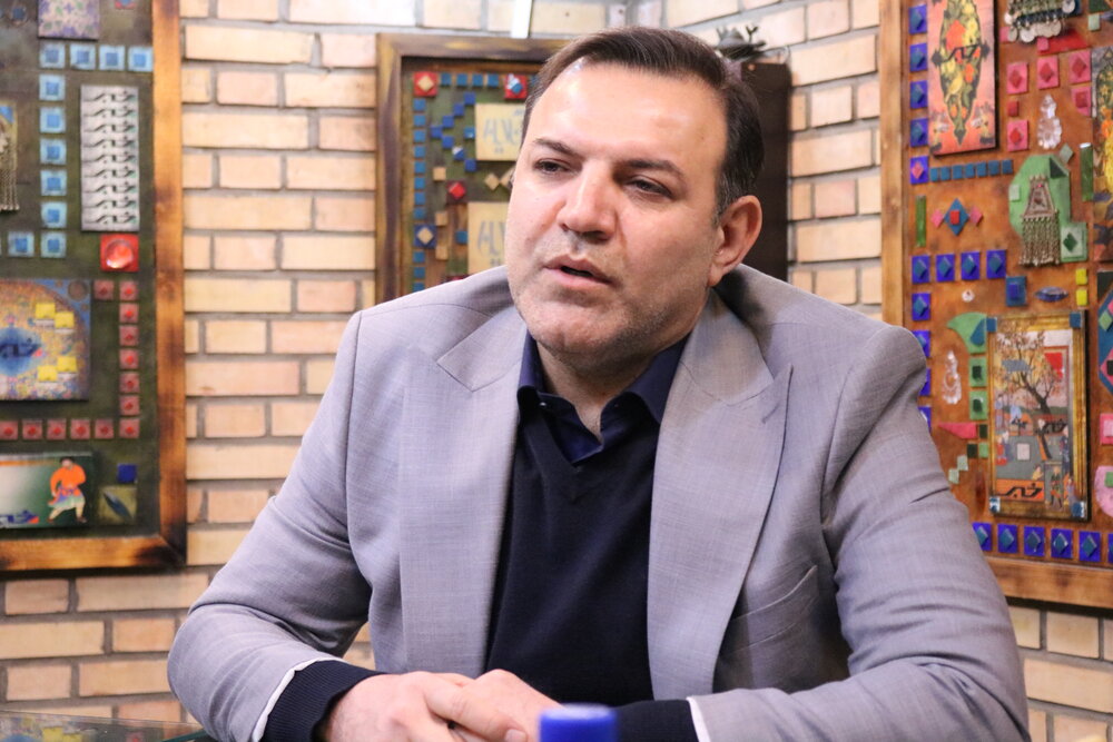 تاج فقط از رابطهها استفاده میکند، آن هم به نفع خودش!