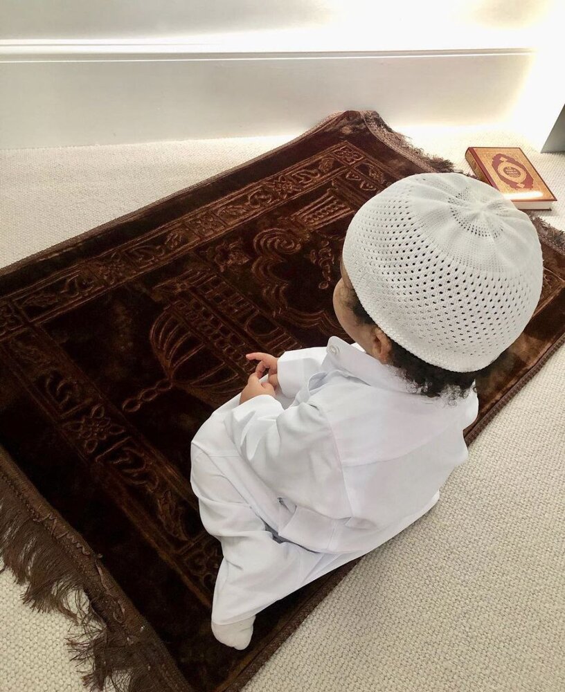 عکس | فرزند برنده توپ طلا در حال نماز خواندن