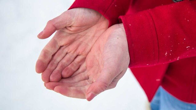 چگونه به فرد سرما زده کمک کنیم؟