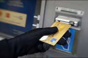 ببینید | سرقت ماهرانه کارت بانکی با رمز در عابربانک!