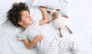 بهترین سن برای جدا خوابیدن کودک/ عواقب خوابیدن کودک کنار والدین را جدی بگیرید