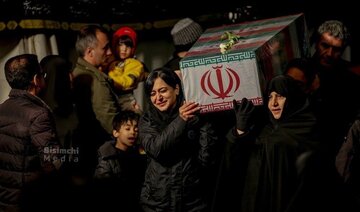 عکسی پر بازدید  در شبکه‌های اجتماعی / تابوت شهیدی گمنام روی دوش دو زن با حجاب و کم حجاب 