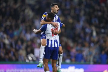 عکس | هدیه بزرگ ماشین گلزنی تیم ملی ایران به سرمربی پورتو عکس | هدیه بزرگ ماشین گلزنی تیم ملی ایران به سرمربی پورتو