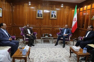 وزير الخارجية الايراني يجري مباحثات في مسقط مع رئيس الوفد اليمني المفاوض