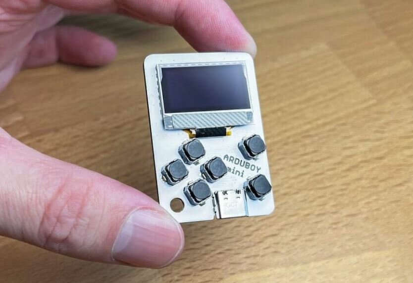 کنسول بازی ارزان اندازه یک قوطی کبریت / عکس