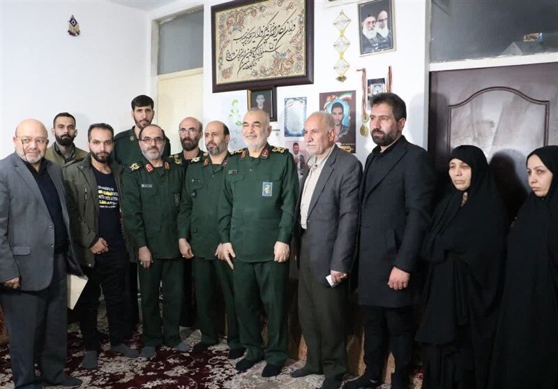 فرمانده کل سپاه در دیدار خانواده شهید عجمیان: جز آرامش، آسایش، رفاه، پیشرفت، عزت و امنیت ملت بزرگ و سرافراز ایران، آرزوی دیگری نداریم + عکسها