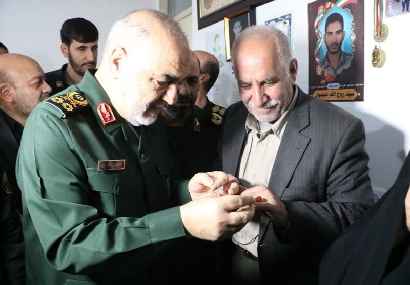 فرمانده کل سپاه در دیدار خانواده شهید عجمیان: جز آرامش، آسایش، رفاه، پیشرفت، عزت و امنیت ملت بزرگ و سرافراز ایران، آرزوی دیگری نداریم + عکسها