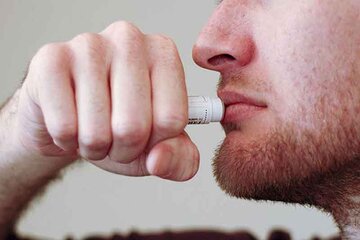 اینفوگرافیک | چطور از خشکی لب در زمستان رها بشیم؟