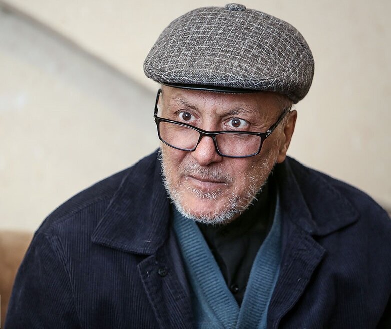 چاپلوس ها در جلسه با احمدی نژاد چه گفتند؟/ بدون حجاب با عفت ارجح بر با حجاب بدون عفت است/ بدون اصلاحات ساختاری انقلاب می شود