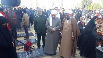 ادای احترام امام جمعه دیوان‌دره کردستان به مقام شامخ سردار سلیمانی