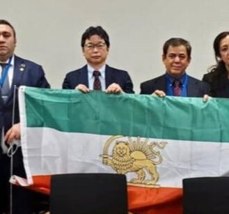  توهین عضو پارلمان ژاپن به پرچم ایران ! + عکس 