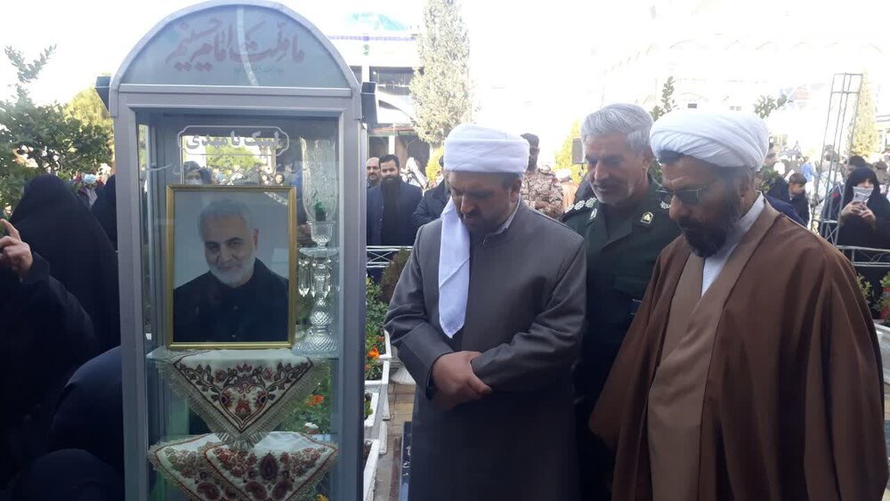 ادای احترام امام جمعه دیواندره کردستان به مقام شامخ سردار سلیمانی