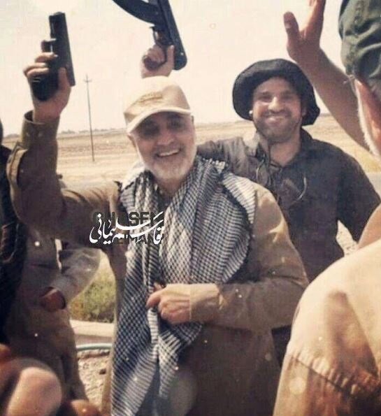 تصویر دیده نشده ای که پربازدید شد / شادی سردار سلیمانی پس از پیروزی بر داعش + عکس