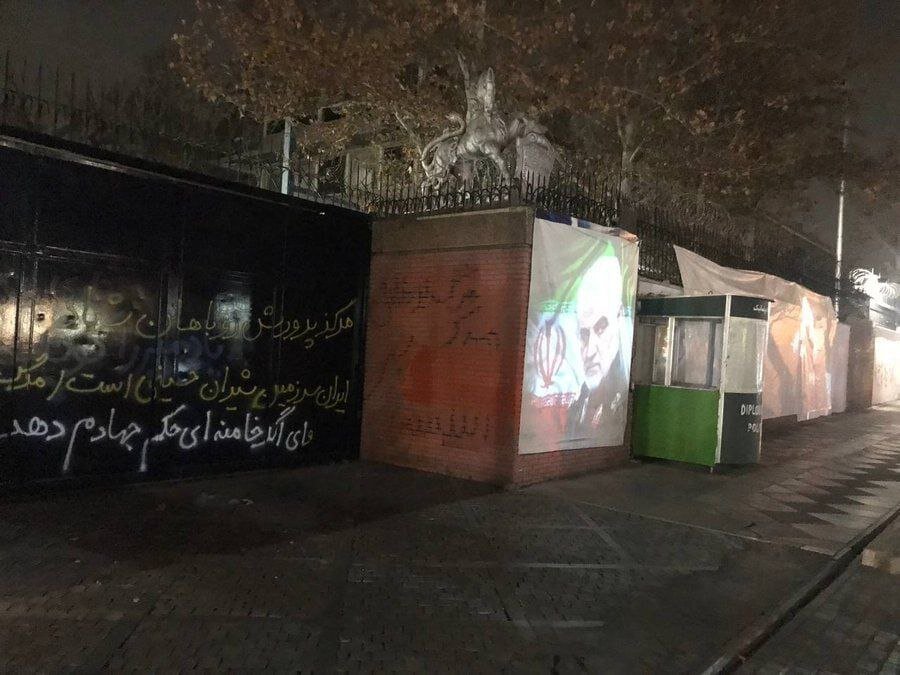 تغییر چهره ناگهانی / تصویر «بدون شرح» امشب از دیوار و اطراف سفارت انگلیس در تهران