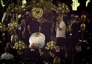 پایان تشییع ۲۴ ساعته پیکر پله در ورزشگاه خانگی سانتوس پایان تشییع ۲۴ ساعته پیکر پله در ورزشگاه خانگی سانتوس