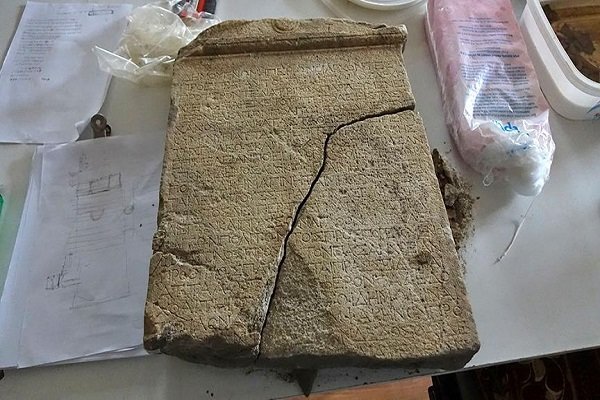 کشف کتیبه سنگی ۱۵۰۰ ساله در پاسارگاد