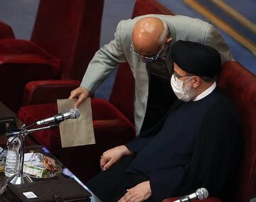 انتقاد میرسلیم از رئیسی بابت «چشم انتظاری به خارج و وادادگی دولت و کارمندان خدوم آن»