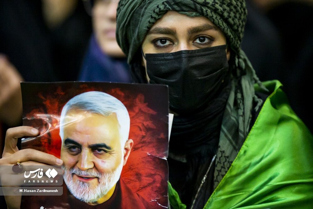 زنانی با حجاب و روسری عجیب در مراسم سردار سلیمانی + عکس‌ها