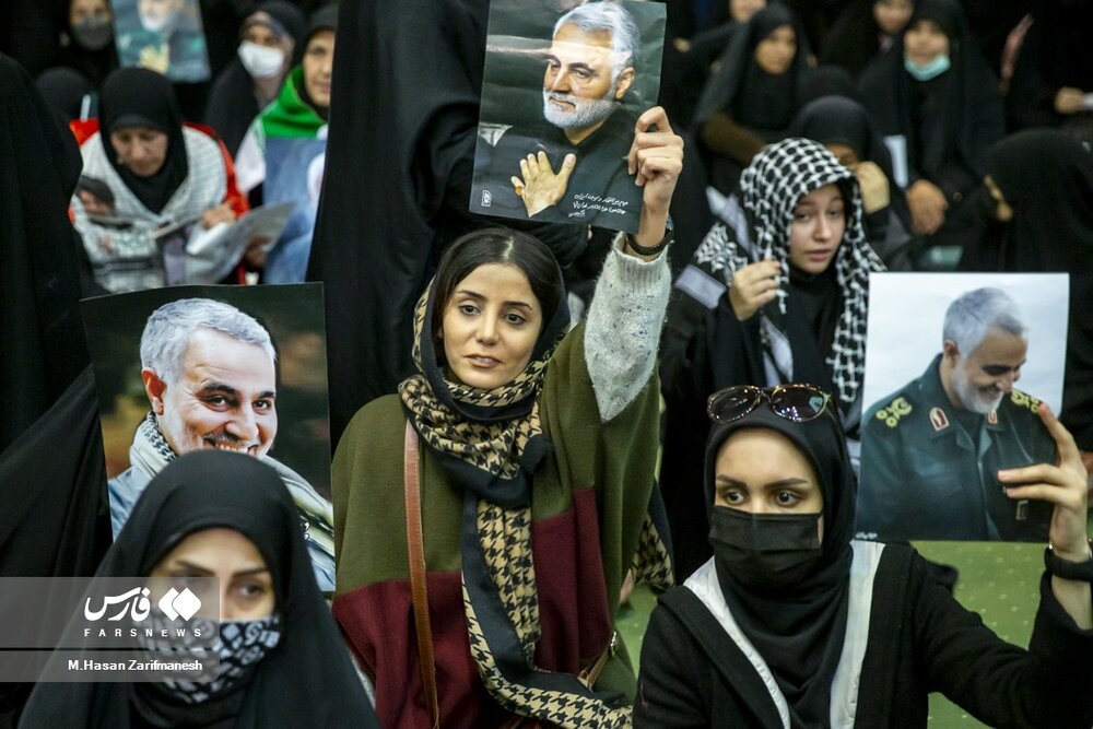 زنانی با حجاب و روسری عجیب در مراسم سردار سلیمانی + عکسها