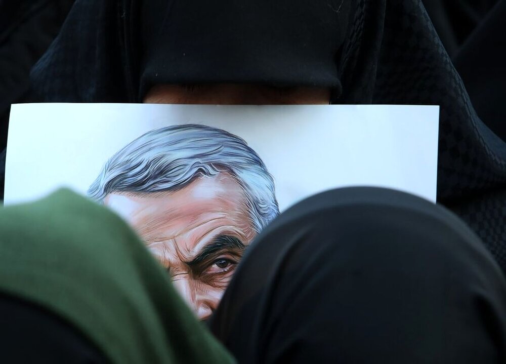 زنانی با حجاب و روسری عجیب در مراسم سردار سلیمانی + عکس‌ها