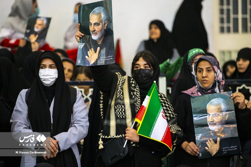 زنانی با حجاب و روسری عجیب در مراسم سردار سلیمانی + عکسها
