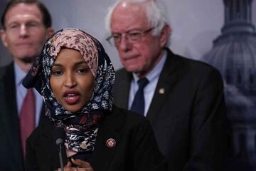 عکس | تصویر قسم خوردن سناتور زن آمریکایی به قرآن مجید