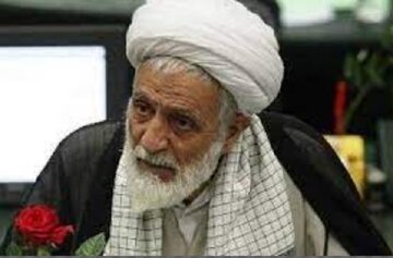 رهبر، امام جمعه اصفهان: همانطور که اجازه عرق‌فروشی و قمار نمی‌دهیم؛ اجازه بی‌حجابی هم نمی‌دهیم / در تاریخ ایران، «کلفت‌های دربار» بی‌حجاب بودند 

