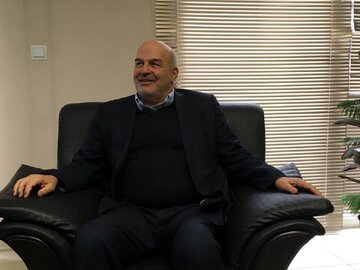 پزشکیان و جلیلی رک و راست بگویند راهبردشان برای زنان، گشتارشاد و فضای مجازی چیست / اگر تندروها دوباره دولت را به دست بگیرند، ایران به خطر میافتد