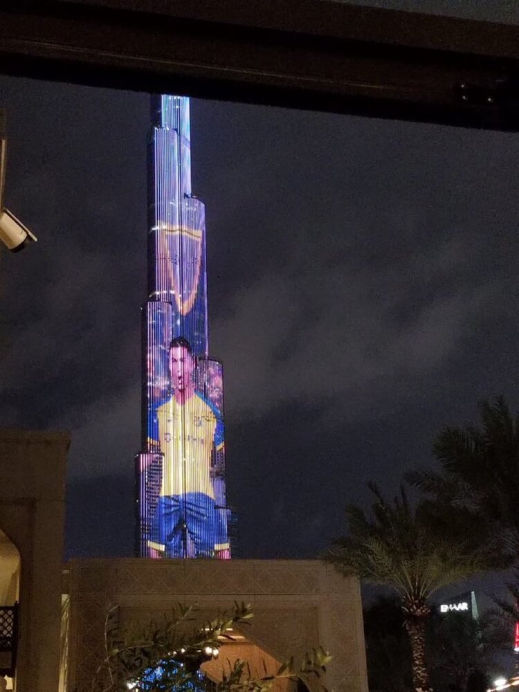 عکس | تصویری از رونالدو با لباس النصر روی بلندترین برج جهان