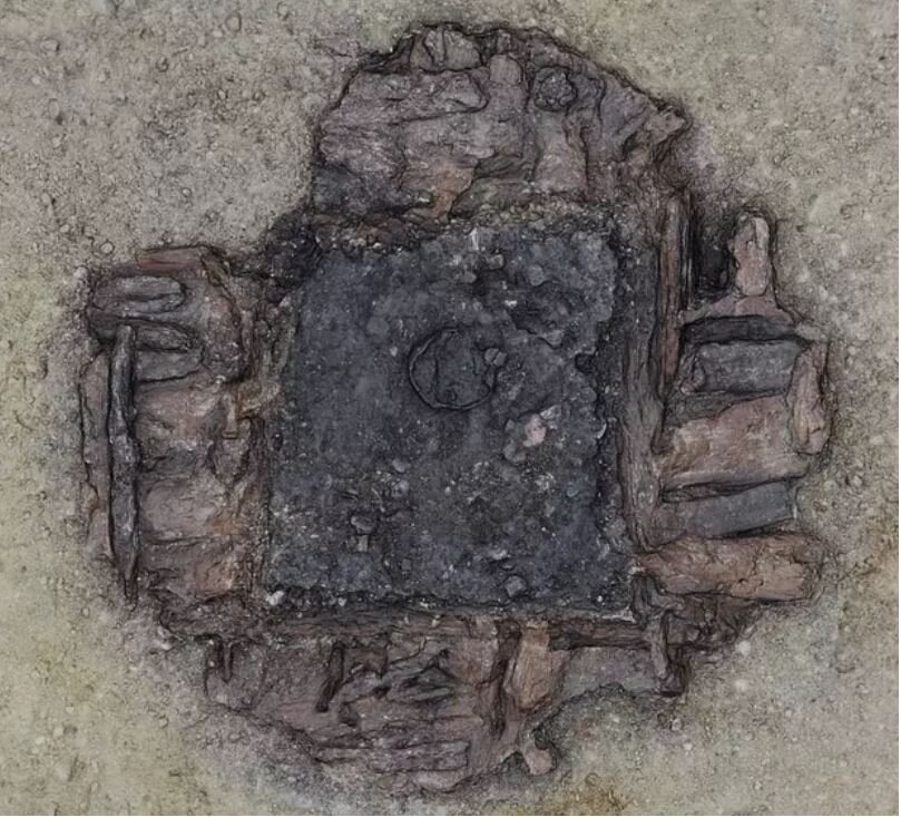 کشف یک چاه آب مرموز با قدمت ۳ هزار سال در آلمان / عکس
