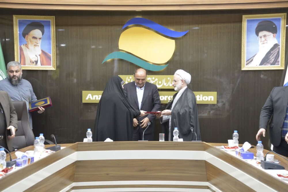 از کارکنان ایثارگر شاغل در سازمان منطقه آزاد انزلی تجلیل به عمل آمد