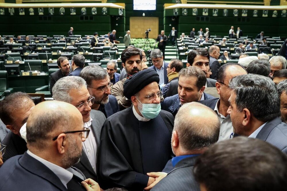 موتور تغییرات دولت سیزدهم روشن می شود؟/ پرویز پرستویی در جستجوی «عشق آتشین» رئیس جمهور/ آقای رئیسی متشکریم؛ دلار ۵۴۰۰۰ تومان ...