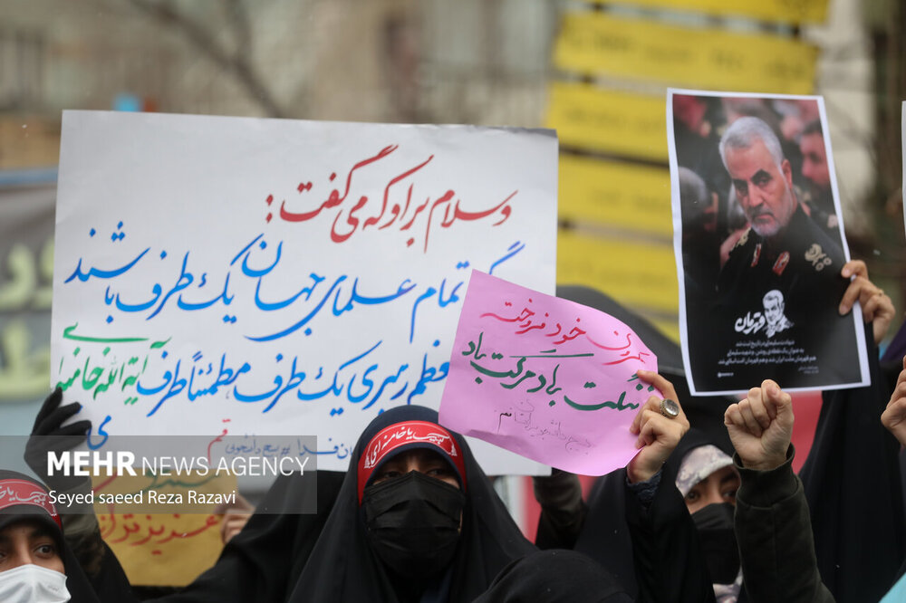 تجمع اعتراضی، مقابل سفارت فرانسه در تهران + تصاویر