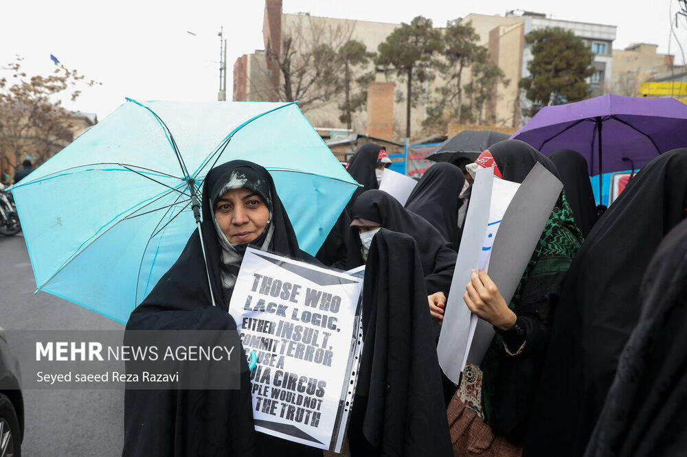 تجمع اعتراضی، مقابل سفارت فرانسه در تهران + تصاویر