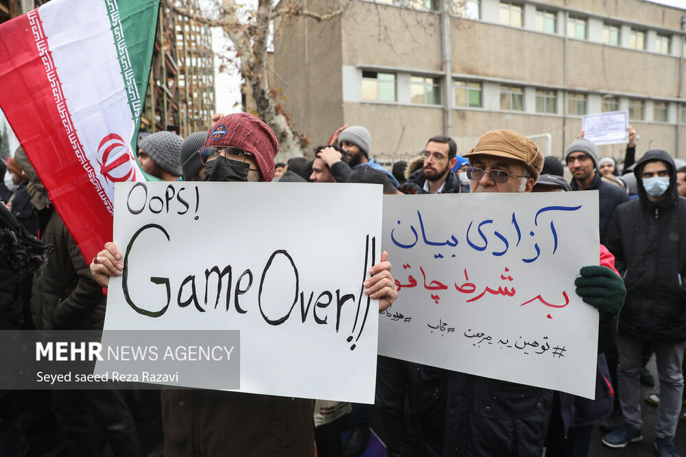 تجمع اعتراضی، مقابل سفارت فرانسه در تهران + تصاویر